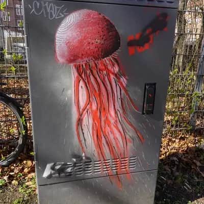 "Red Jellyfish Utility Box" in Hamburg