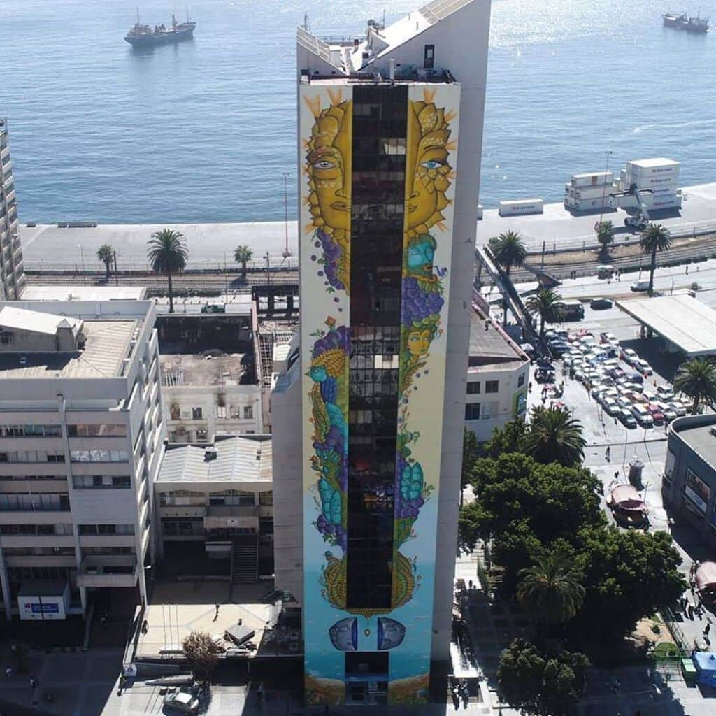 "Solsticio de Verano" by UnKolorDistinto in Valparaiso
