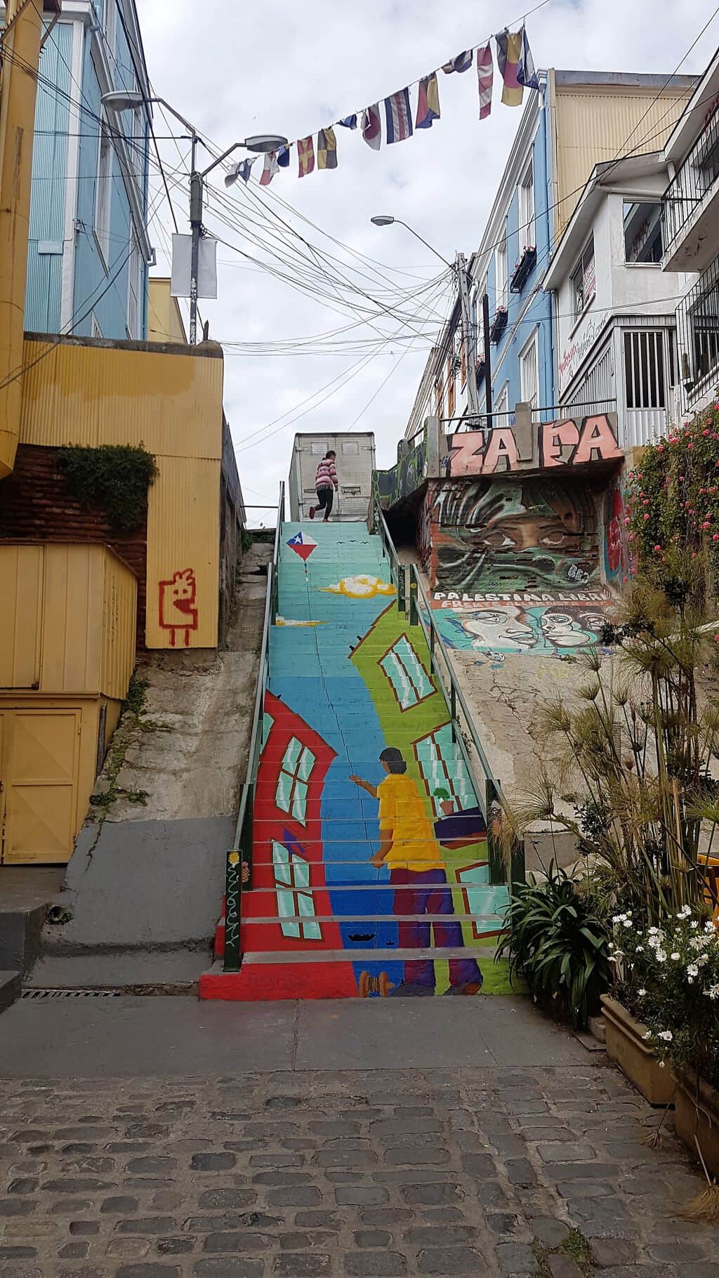 "Escalera Gervasoni" by Maxi Valpo in Valparaiso