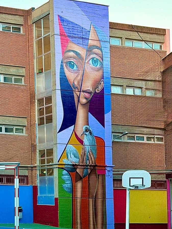"PALOMA ABRAZADA POR UNA NIÑA" by Belin in Madrid