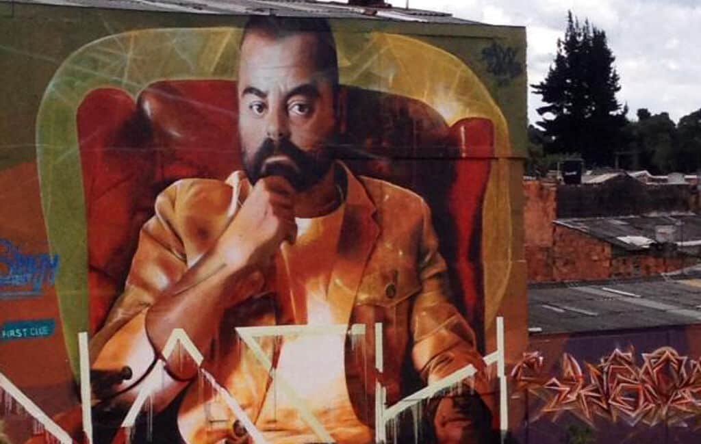 "Man thinking - Hombre pensando" in Bogota
