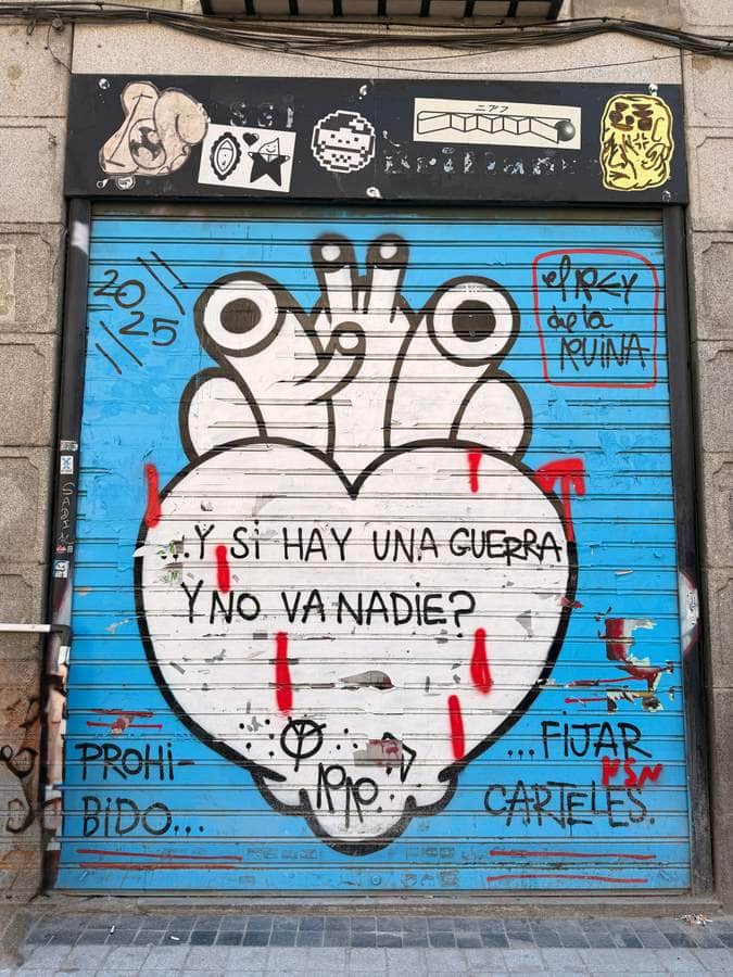 "Y si hay guerra y no va nadie?" by El Rey de la Ruina in Madrid