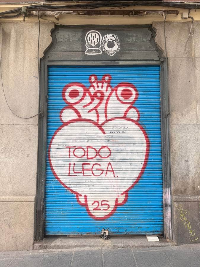 "Todo llega" by El Rey de la Ruina in Madrid