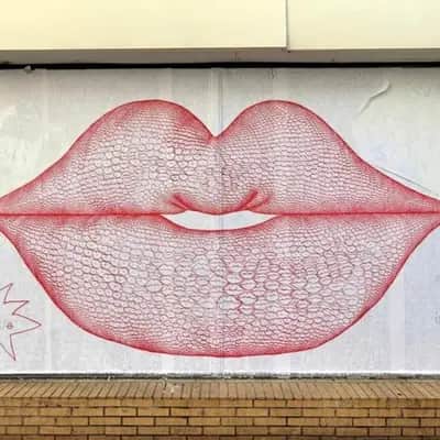 "Le Baiser" by Julie Milou in Paris