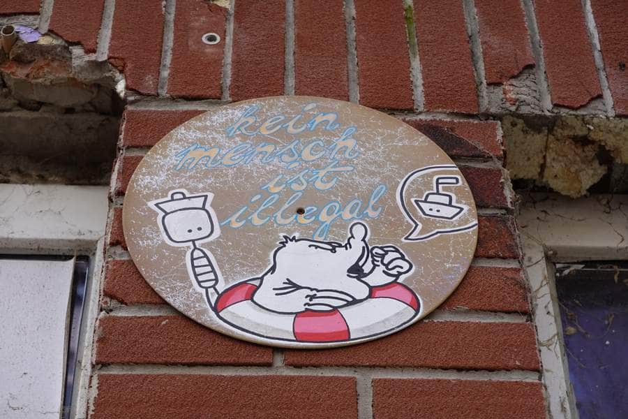 "Kein Mensch ist illegal" by Halsmole in Hamburg