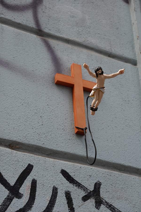 "Bungee Jesus" in Karolinenviertel, Hamburg