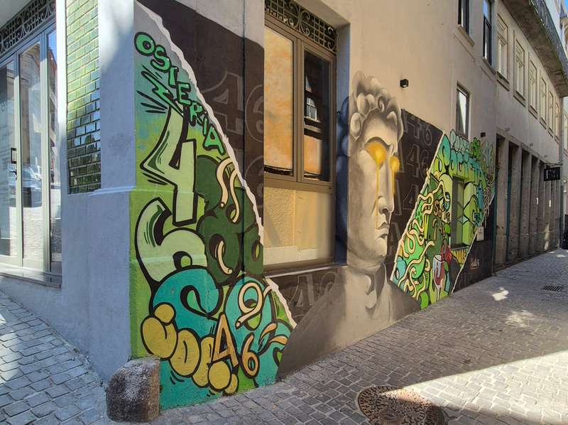 "Classical Head with Vibrant Creature" in Lios, Porto