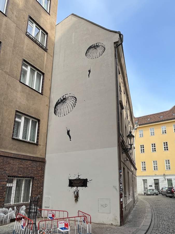 Parachuting Figures with Splash