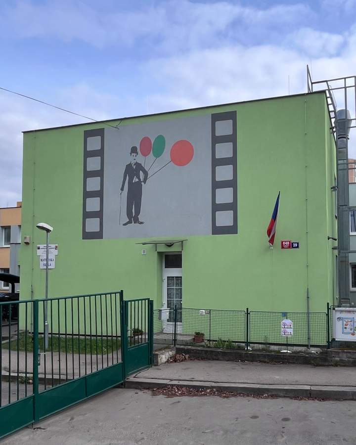 "Man with Floating Balloons" in Praha 5, Prague
