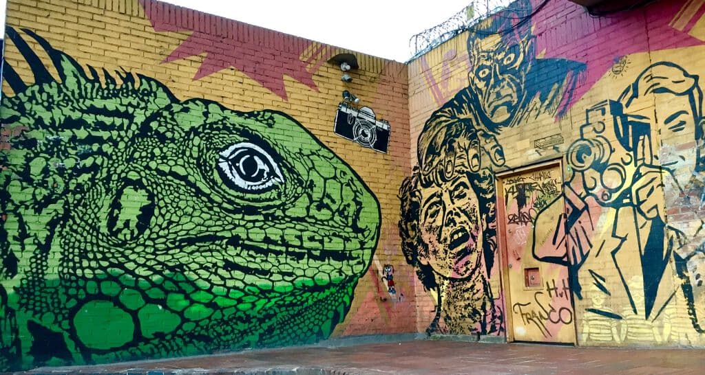 "Man filming, woman being attacked" by Toxicomano Callejero in Localidad Chapinero, Bogota