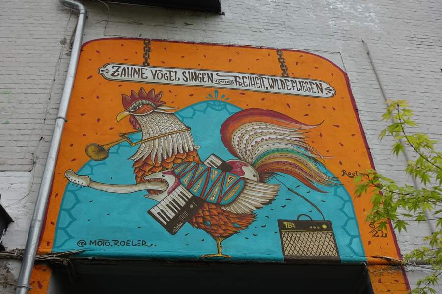 "Zahme Vögel singen von der Freiheit, wilde fliegen" by Tom Roeler in Ottensen, Hamburg