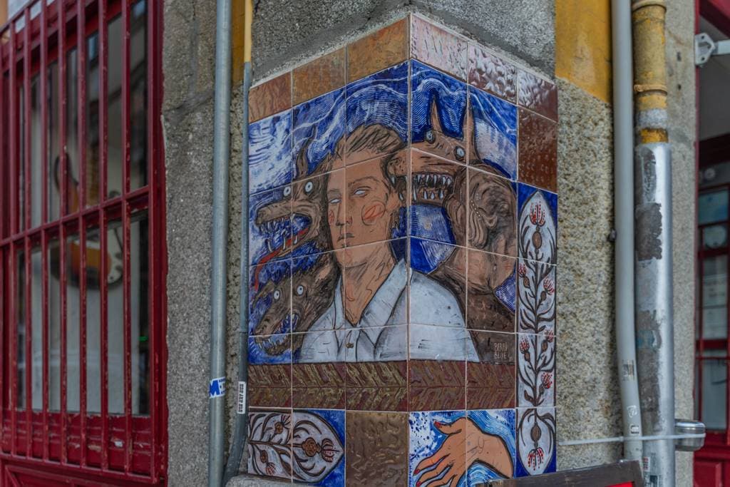 Untitled street art by Berri Blue in Baixa Do Porto, Porto