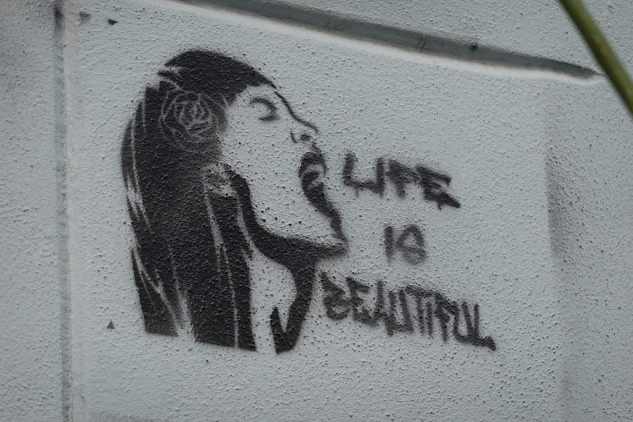"Life is beautiful" in Karolinenviertel, Hamburg