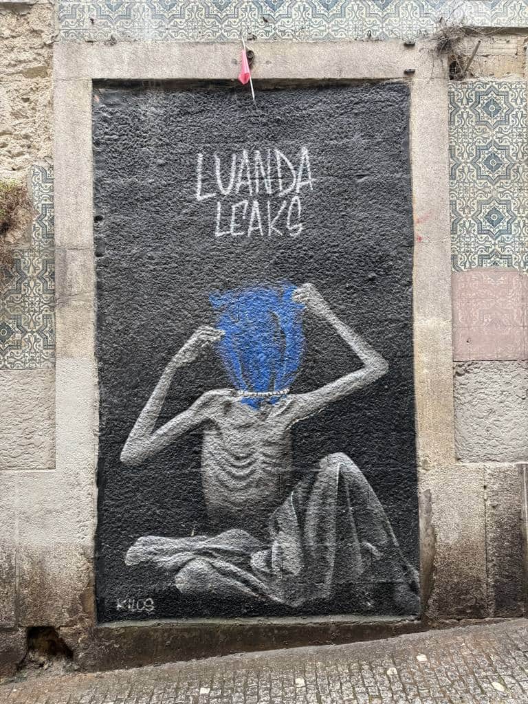 "Saco Azul" by Kilos graffiti in Porto