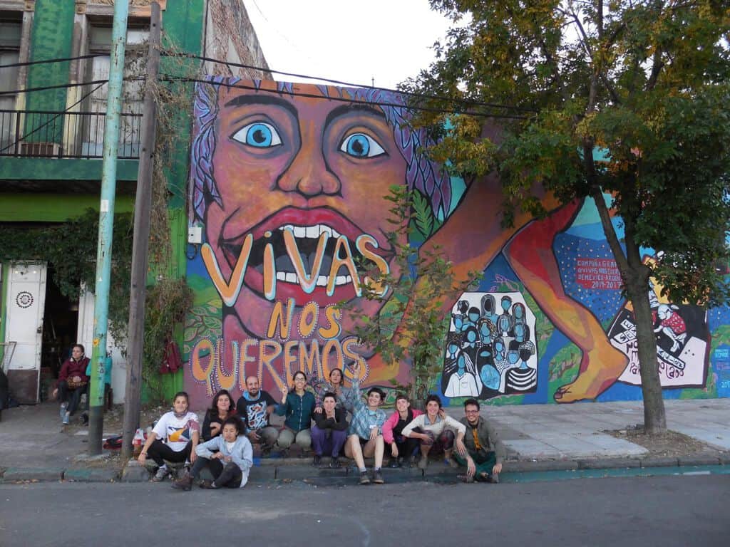"Vivas nos queremos" by Muralismo Nómade en Resistencia in Buenosaires