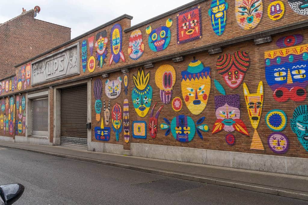 "Masques Miroirs" by Kashink1 in Brussels