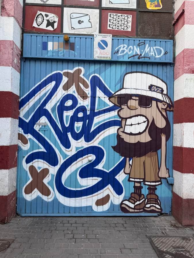 "Walking por el barrio" by Reos in Madrid