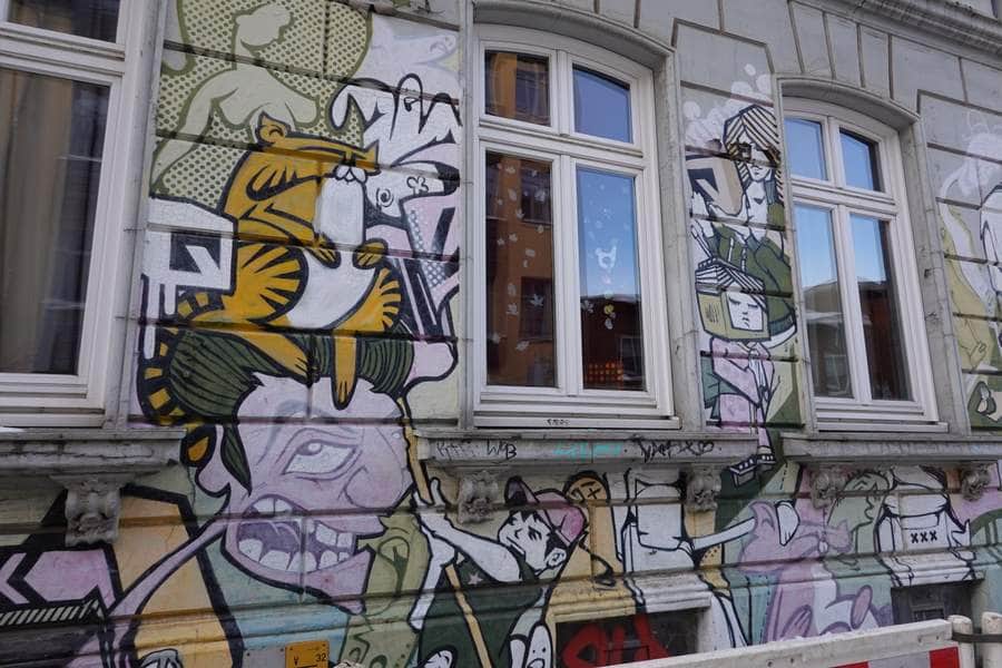 "Tiger and Figures Street Mural" in Hamburg